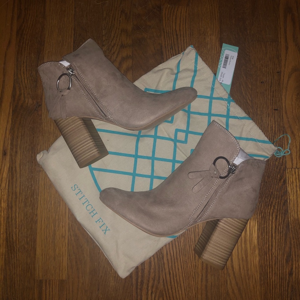 NWT Stitch Fix Taupe heeled booties with zipper